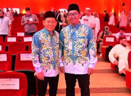 Ahmad Fadhil (kanan) berfoto bersama Wakil Ketua 1 LPTQ Provinsi Kaltim H.Abdul Khaliq yang mendampingi hingga ke Maroko.