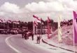 Inilah salah satu potret langka dari Jalan Poros Balikpapan-Samarinda pada masa awal pembangunannya. Dikenal dengan sebutan "Jalan Rusia", proyek ini merupakan bagian dari Projakal (Proyek Jalan Kalimantan) yang dikerjakan oleh teknisi Uni Soviet pada tahun 1960-an. Pembangunan sempat terhenti akibat G30S/PKI, lalu dilanjutkan hingga diresmikan oleh Presiden Soeharto pada 20 Juli 1977.