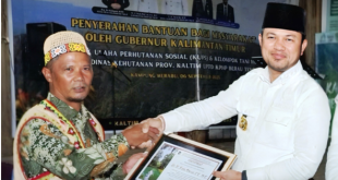 Kepala Kampung Merabu Asrani saat bertemu langsung Gubernur Harum menyampaikan komitmennya menjaga Karst Sangkulirang.