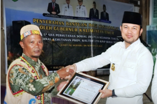 Kepala Kampung Merabu Asrani saat bertemu langsung Gubernur Harum menyampaikan komitmennya menjaga Karst Sangkulirang.