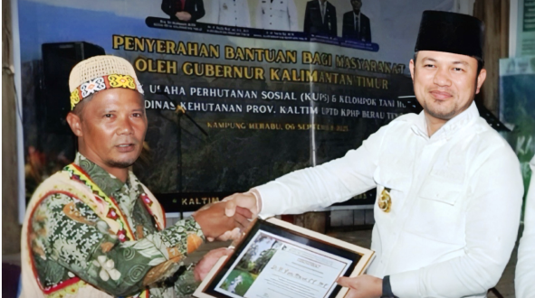 Kepala Kampung Merabu Asrani saat bertemu langsung Gubernur Harum menyampaikan komitmennya menjaga Karst Sangkulirang.
