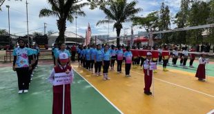 Para Bhayangkari berbaris dalam pembukaan Turnamen Bola Voli Bhayangkari 2025 Antar Staf dan Kompi Jajaran Batalyon A Pelopor Satbrimob Polda Kaltim.