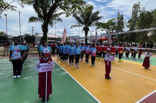 Para Bhayangkari berbaris dalam pembukaan Turnamen Bola Voli Bhayangkari 2025 Antar Staf dan Kompi Jajaran Batalyon A Pelopor Satbrimob Polda Kaltim.