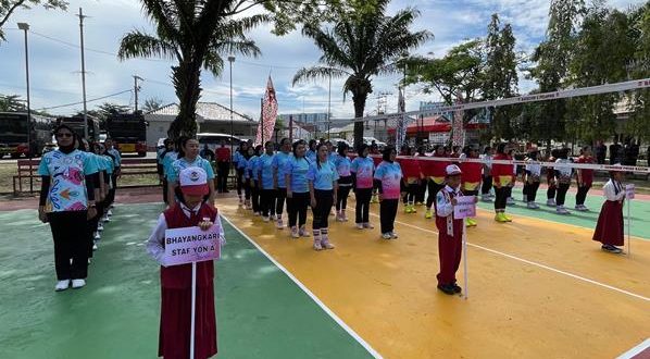 Para Bhayangkari berbaris dalam pembukaan Turnamen Bola Voli Bhayangkari 2025 Antar Staf dan Kompi Jajaran Batalyon A Pelopor Satbrimob Polda Kaltim.