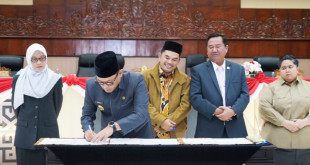 Sekda Kaltim Sri Wahyuni (kiri) mendampingi Wagub Seno Aji dalam penandatanganan kesepakatan bersama Perubahan Kebijakan Umum Anggaran (KUA) dan Perubahan Prioritas Plafon Anggaran Sementara (PPAS) Tahun 2025. Tampak menyaksikan Pimpinan DPRD Kaltim, Ketua Hasanuddin Mas'ud, Ekti Imanuel, dan Ananda Emira Moeis.