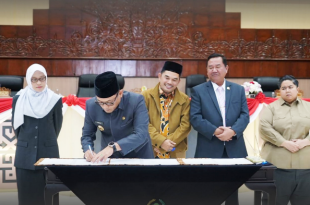 Sekda Kaltim Sri Wahyuni (kiri) mendampingi Wagub Seno Aji dalam penandatanganan kesepakatan bersama Perubahan Kebijakan Umum Anggaran (KUA) dan Perubahan Prioritas Plafon Anggaran Sementara (PPAS) Tahun 2025. Tampak menyaksikan Pimpinan DPRD Kaltim, Ketua Hasanuddin Mas'ud, Ekti Imanuel, dan Ananda Emira Moeis.