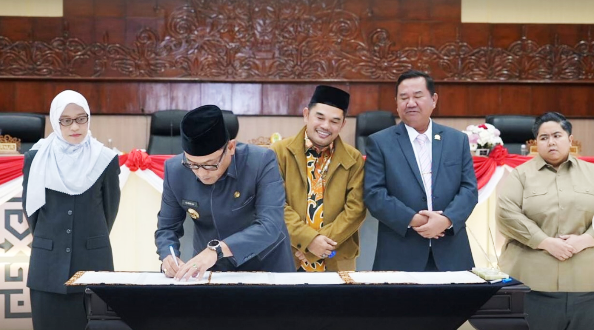 Sekda Kaltim Sri Wahyuni (kiri) mendampingi Wagub Seno Aji dalam penandatanganan kesepakatan bersama Perubahan Kebijakan Umum Anggaran (KUA) dan Perubahan Prioritas Plafon Anggaran Sementara (PPAS) Tahun 2025. Tampak menyaksikan Pimpinan DPRD Kaltim, Ketua Hasanuddin Mas'ud, Ekti Imanuel, dan Ananda Emira Moeis.