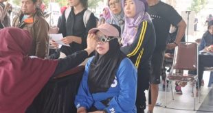 Antusiasme warga mengikuti periksa mata gratis.