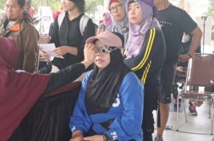 Antusiasme warga mengikuti periksa mata gratis.