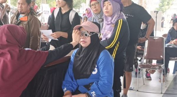 Antusiasme warga mengikuti periksa mata gratis.